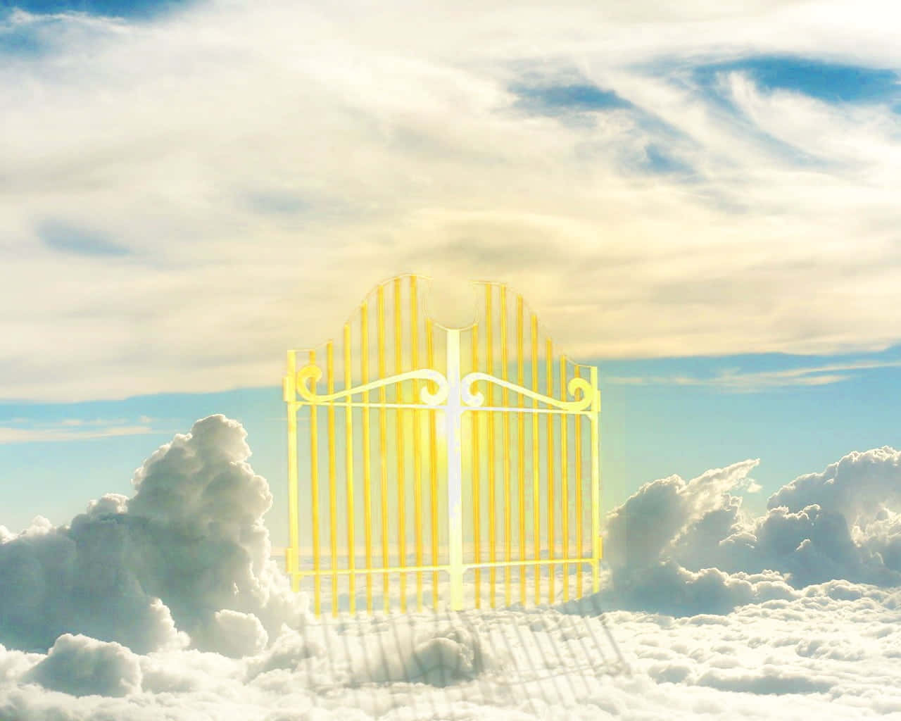 壯麗的天堂之門 壁紙 — 一道閃耀的金色大門在蓬鬆的白雲中敞開，上方是帶有縷縷雲絲的明亮藍天。