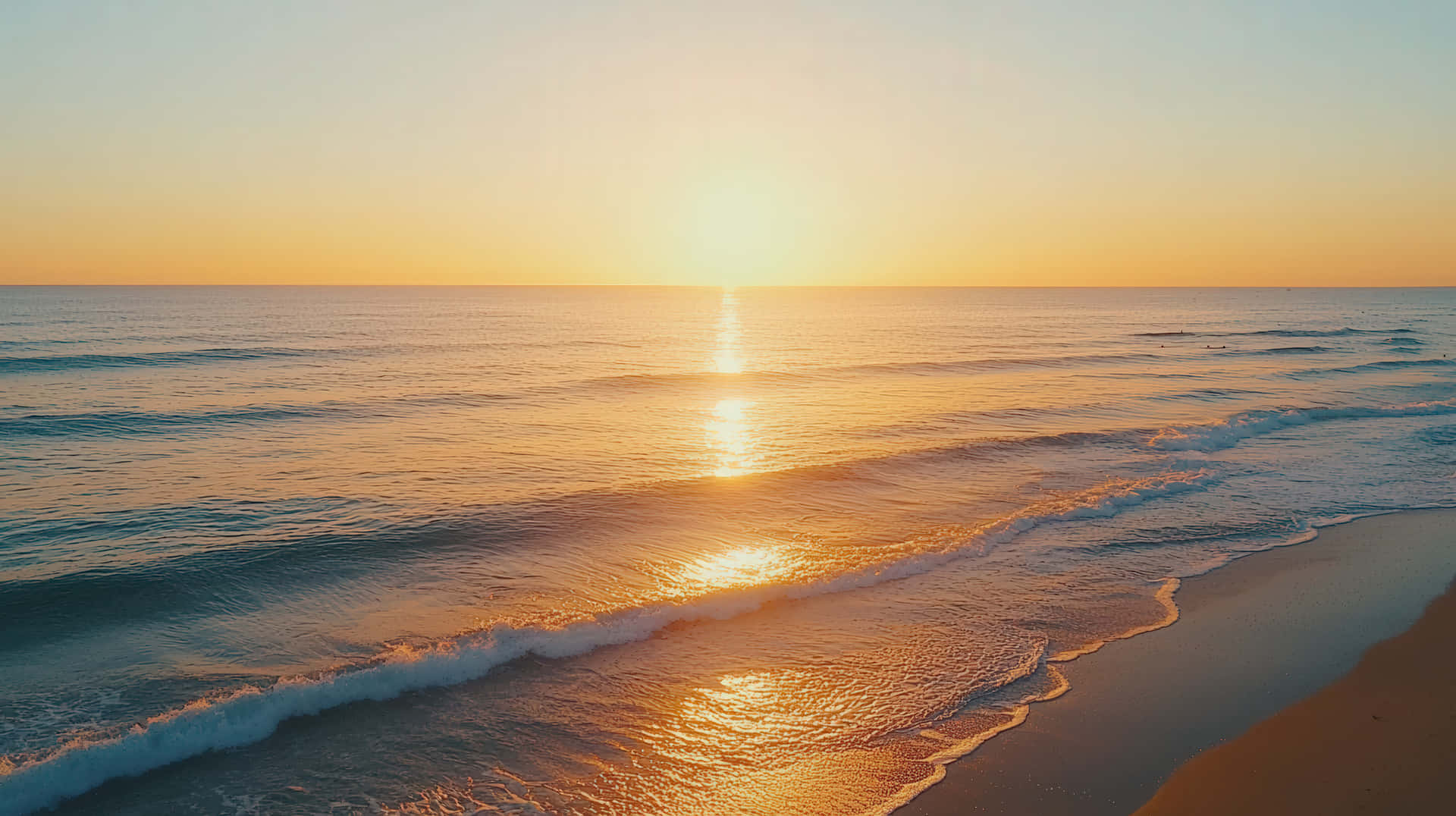 海上日出，溫柔的海浪沖刷沙灘