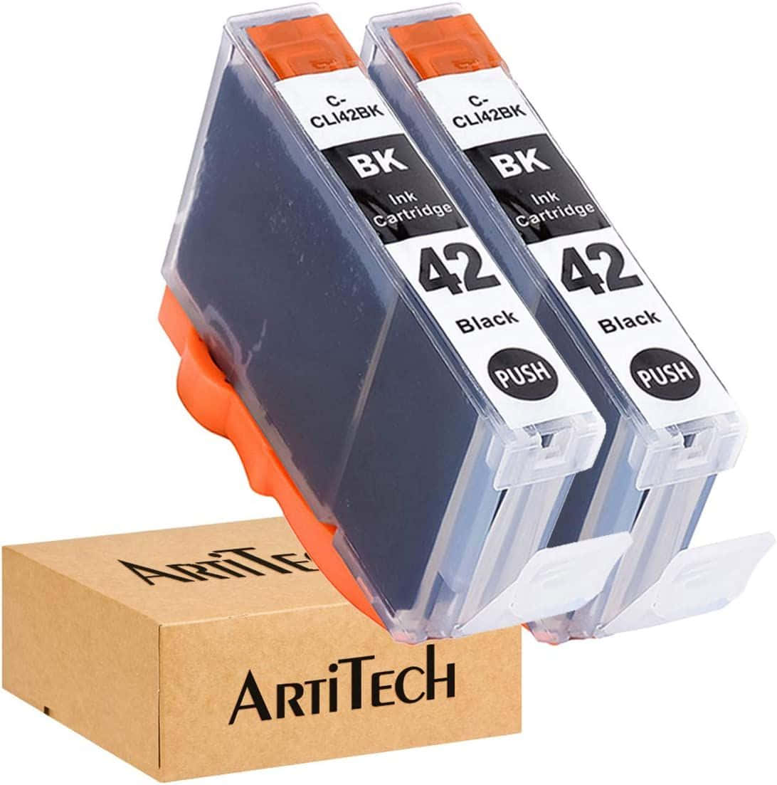 壯麗的空中自然景觀 壁紙 — 兩個帶有橙色蓋子的黑色ArtiTech CLI42BK墨水匣放在一個有品牌的紙板箱上，背景為白色。