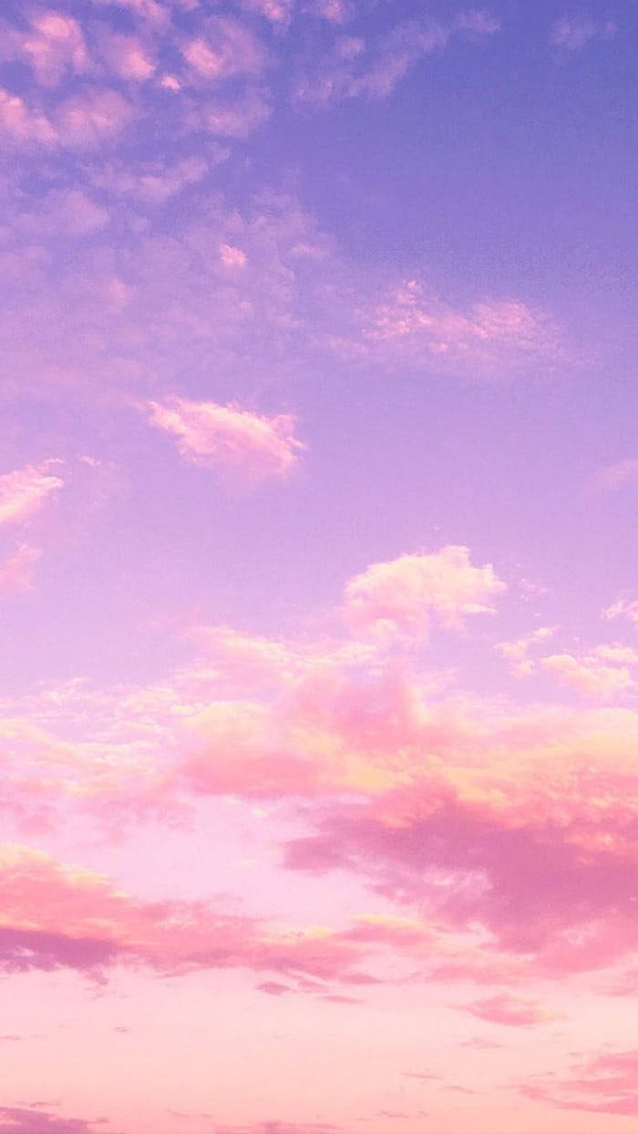 日落時分蓬鬆雲朵的粉紫調天空