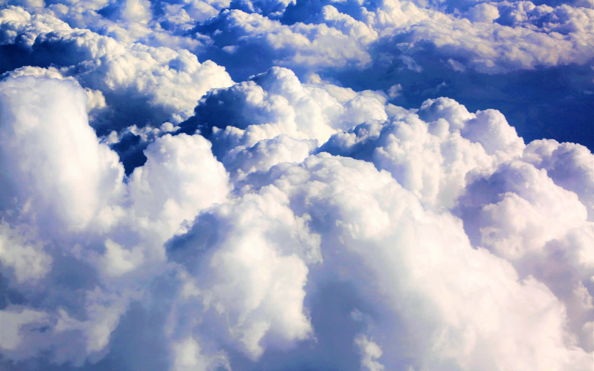 以深藍色天空為背景的蓬鬆白雲空中景觀。