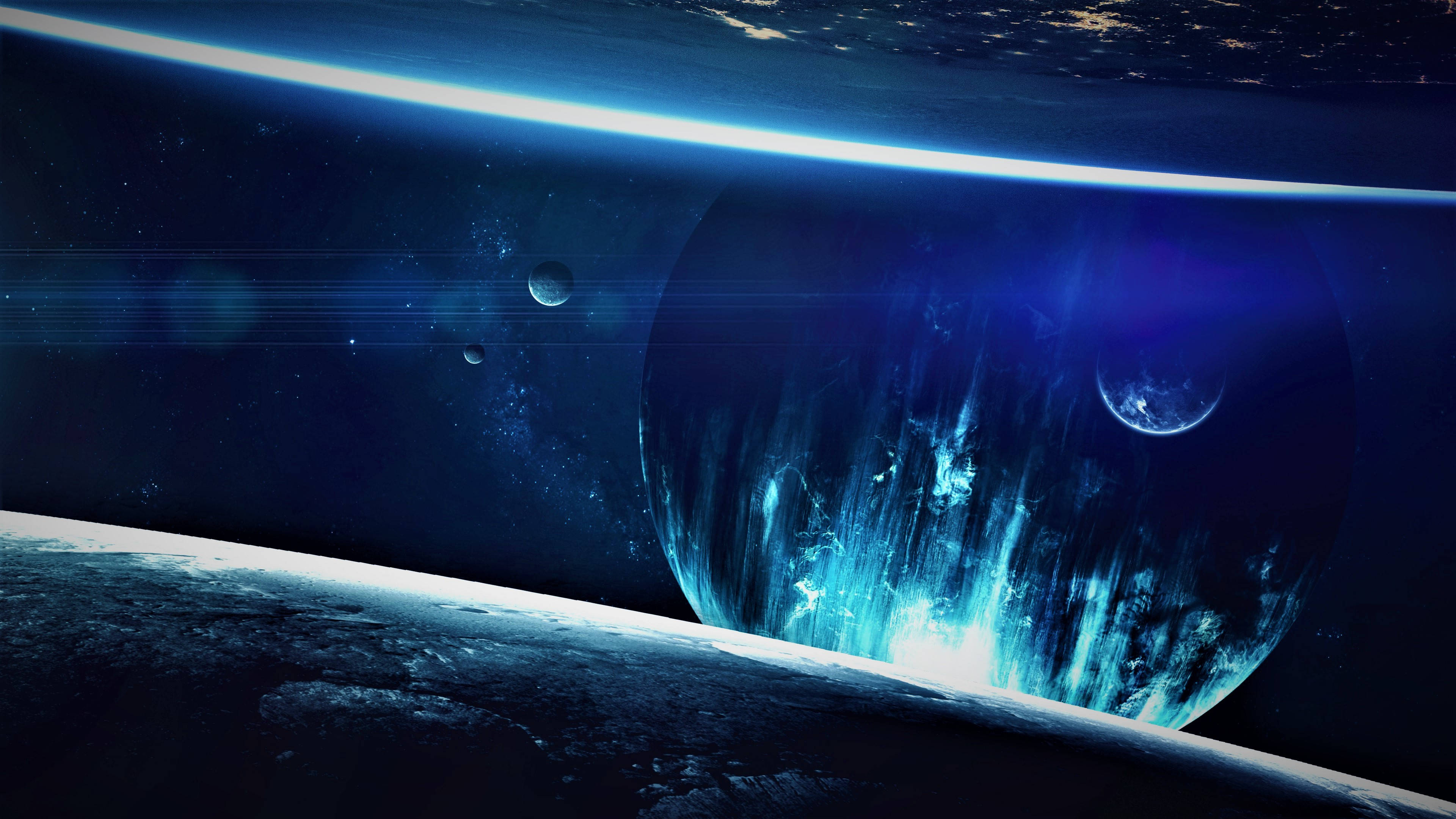 壯麗藍色宇宙 壁紙 — 宇宙景觀顯示一顆發光的藍色星雲從行星表面噴發，背景是繁星點點的虛空和遙遠的衛星。