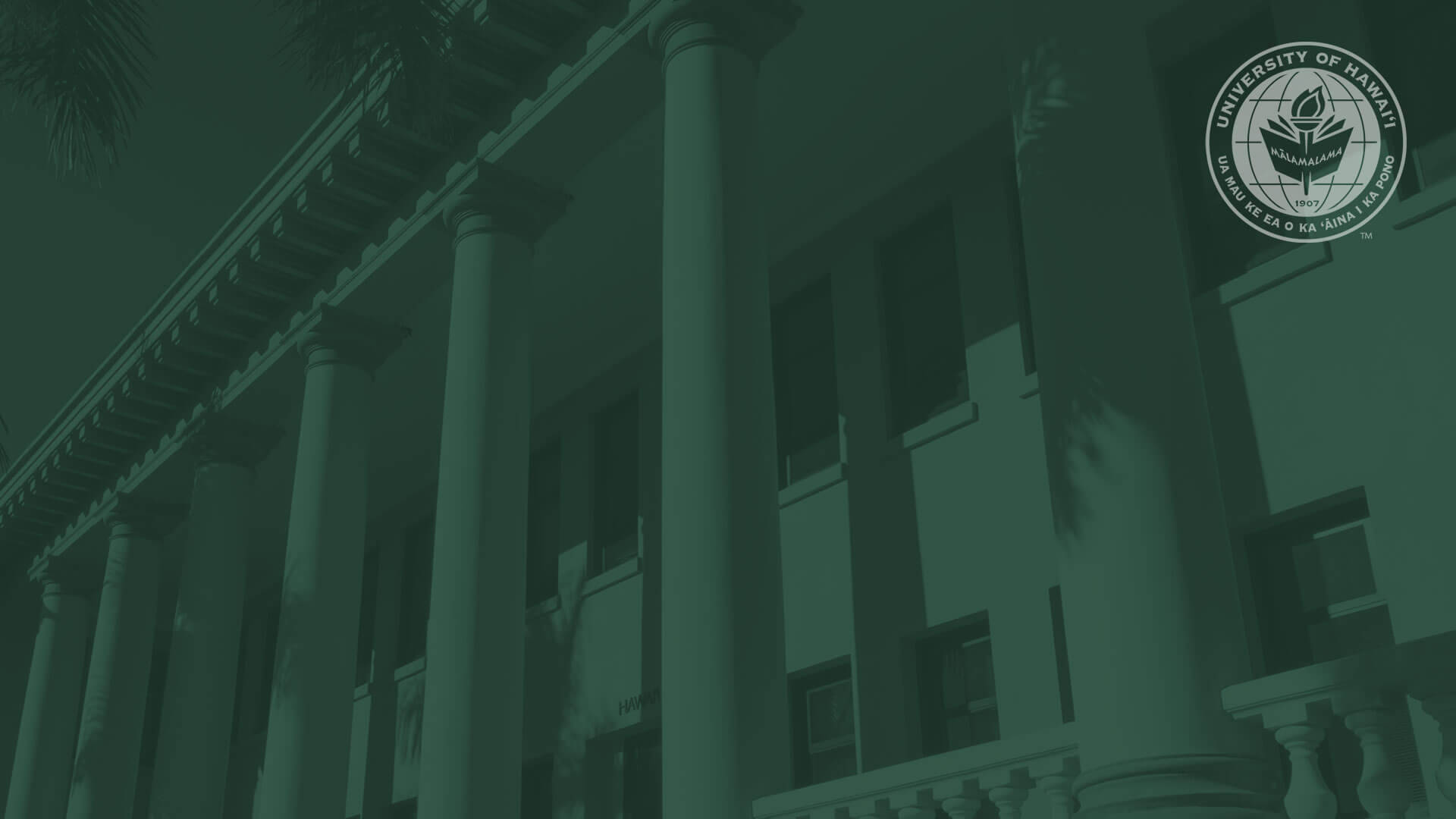 帶有藍綠色濾鏡的大學建築視圖，突出柱子和官方印章。
