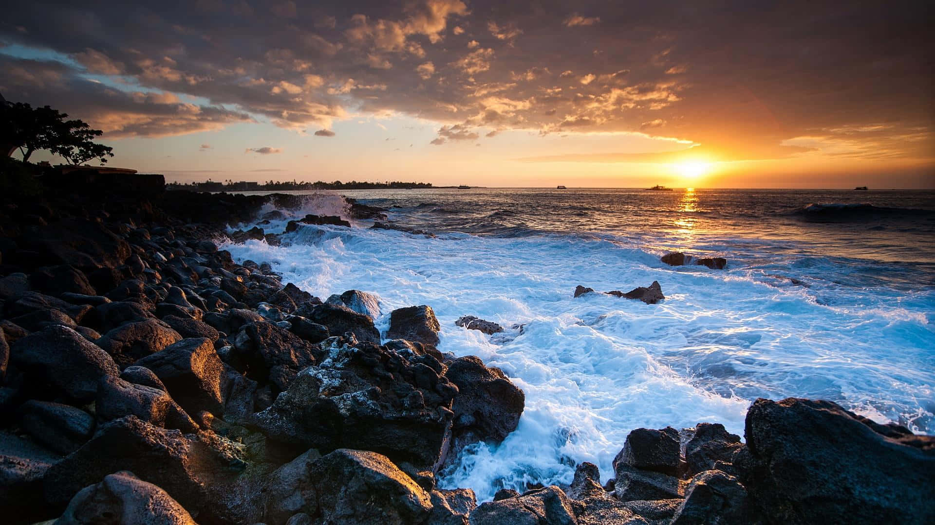 夕陽映照海洋，海浪拍打岩石海岸