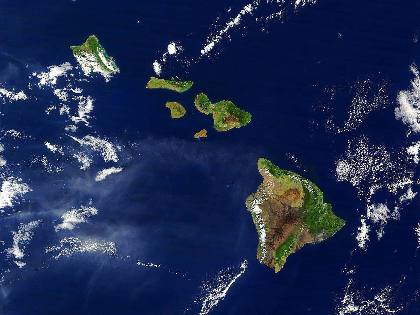 Satellite 桌布 壁紙 — 夏威夷群島的航空衛星圖，擁有茂密的綠色山脈和深藍色海洋，周圍環繞著白雲。