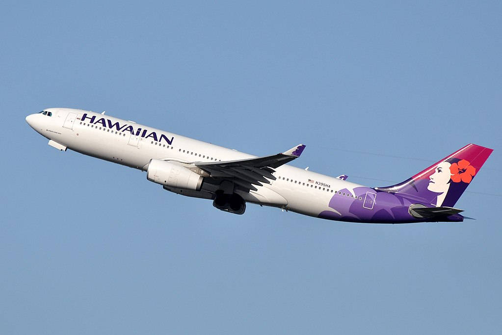 夏威夷航空飛機在藍天中飛行
