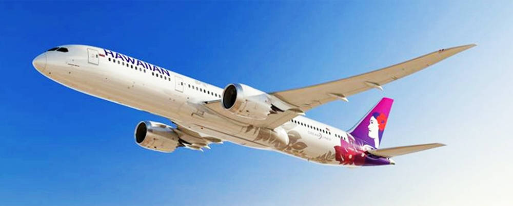 夏威夷航空飛機在清澈藍天中飛行