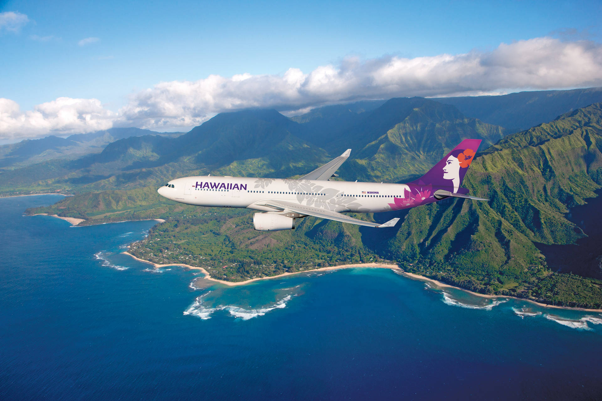 夏威夷航空飛機飛越熱帶島嶼，有山脈和海洋