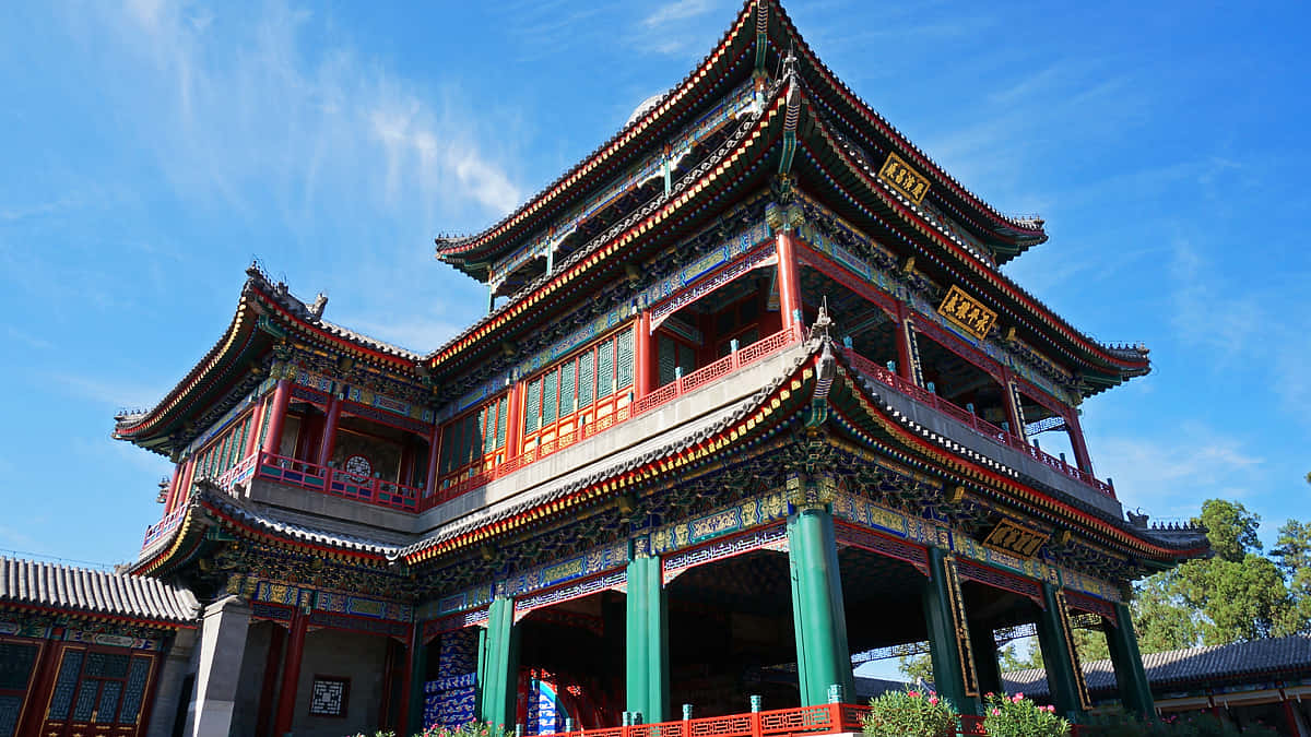 夏宮戲院 壁紙 — 一座宏偉的傳統中式亭閣，擁有層層疊疊的屋頂和鮮豔的紅、綠、金色點綴，矗立在清澈的藍天下。