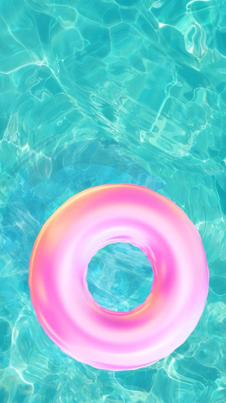 粉紅色充氣環漂浮在清澈的藍色泳池水中