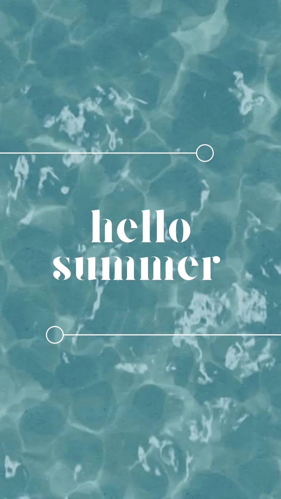 帶有白色線條的漣漪碧綠水面上的 hello summer 文字。