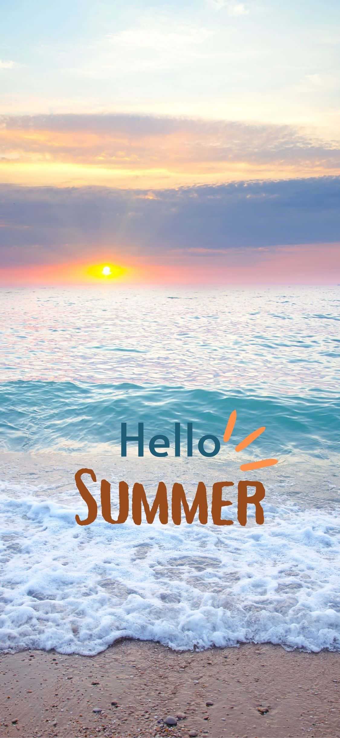 夏日夕陽 iPhone X 夏日背景 壁紙 — 海洋上充滿活力的夏日夕陽，溫柔的海浪沖刷著海岸，並帶有歡快的「hello summer」文字疊加。