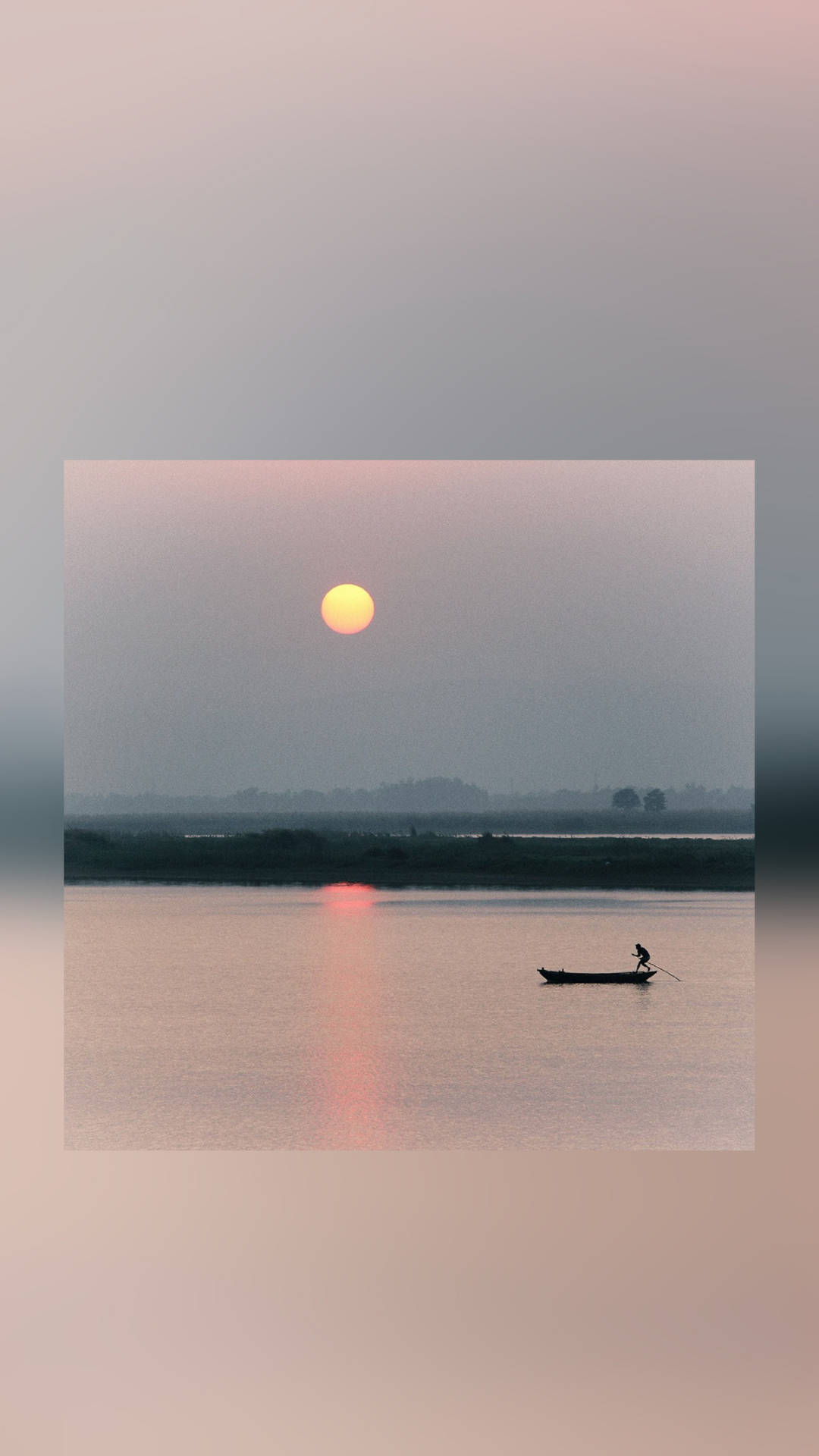 漁夫在日落時分划小船於平靜河流，朦朧天空中有橙色太陽