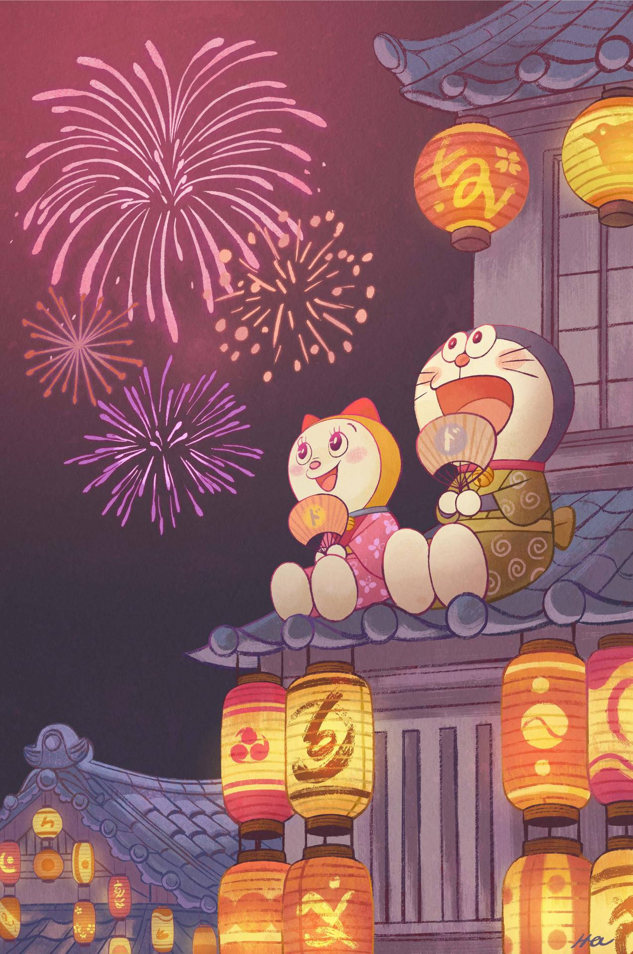夏日祭典哆啦A夢與哆啦美iPhone壁紙 壁紙 — 兩個卡通角色在夜晚愉快地看着色彩繽紛的煙花在傳統日本燈籠上方綻放。