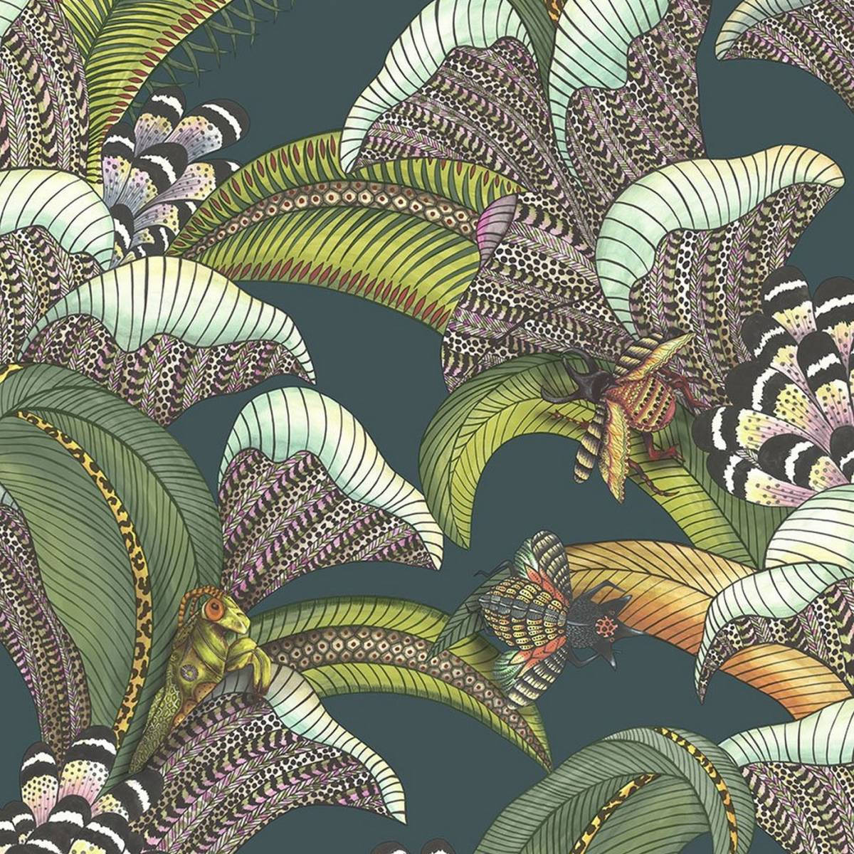 深藍綠色背景上以鮮豔色彩呈現的熱帶樹葉和昆蟲圖案。