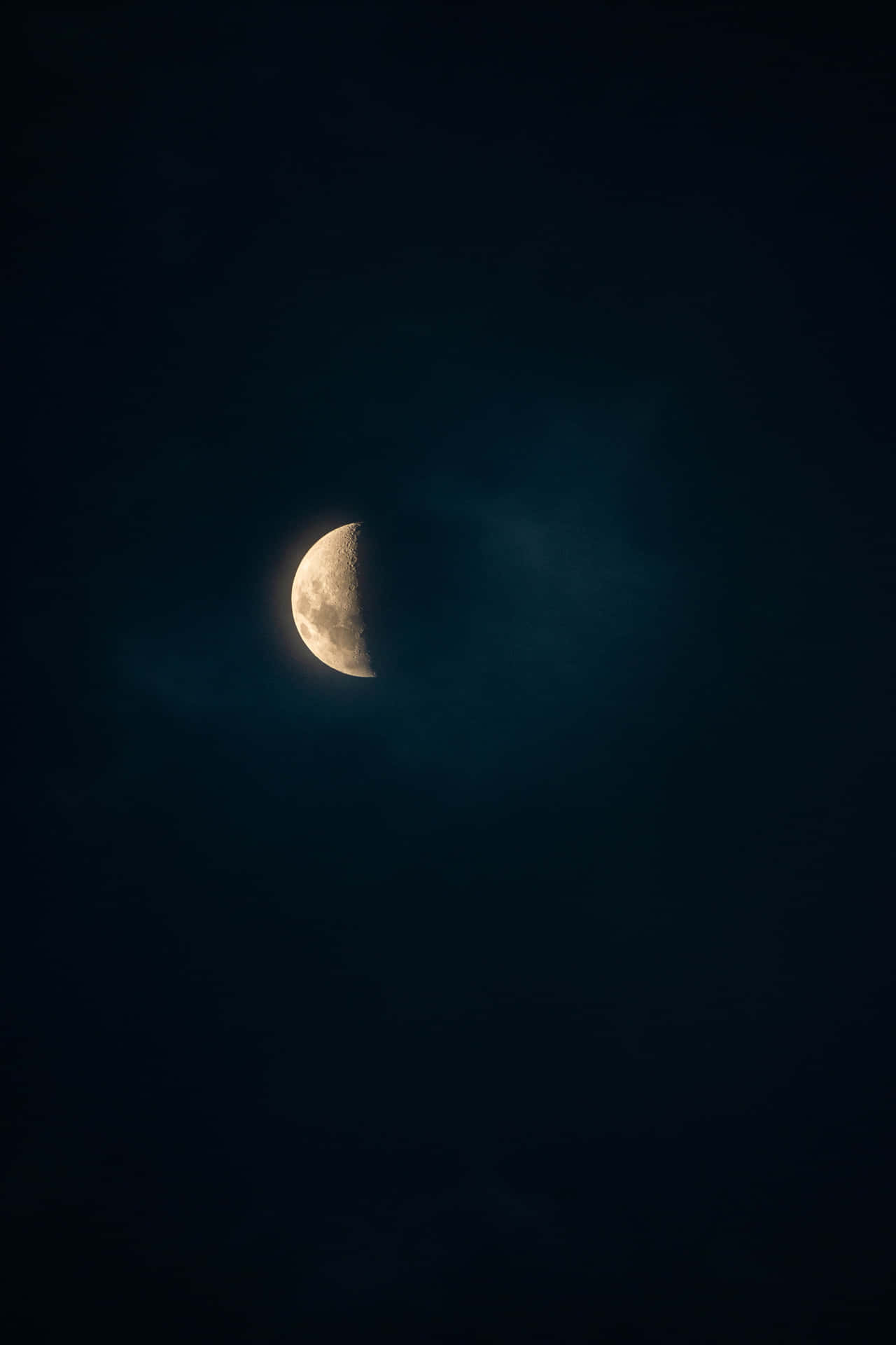 彎月在夜空的烏雲中閃耀。