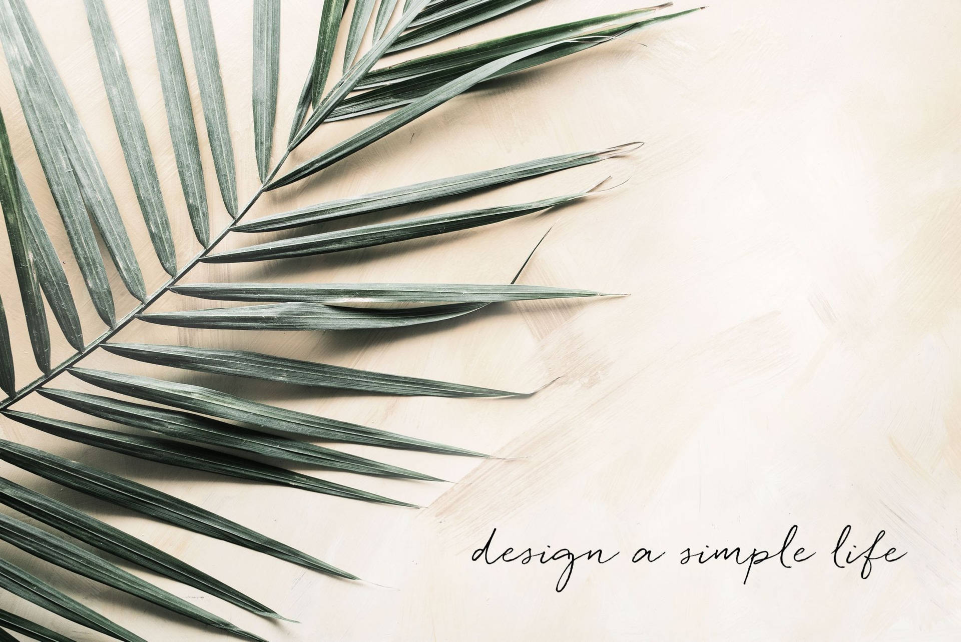 棕櫚葉與文字 design a simple life 在米色紋理背景上