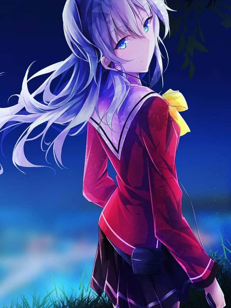 銀髮藍眼的動漫女孩，穿著紅色校服，夜晚站在草地上。