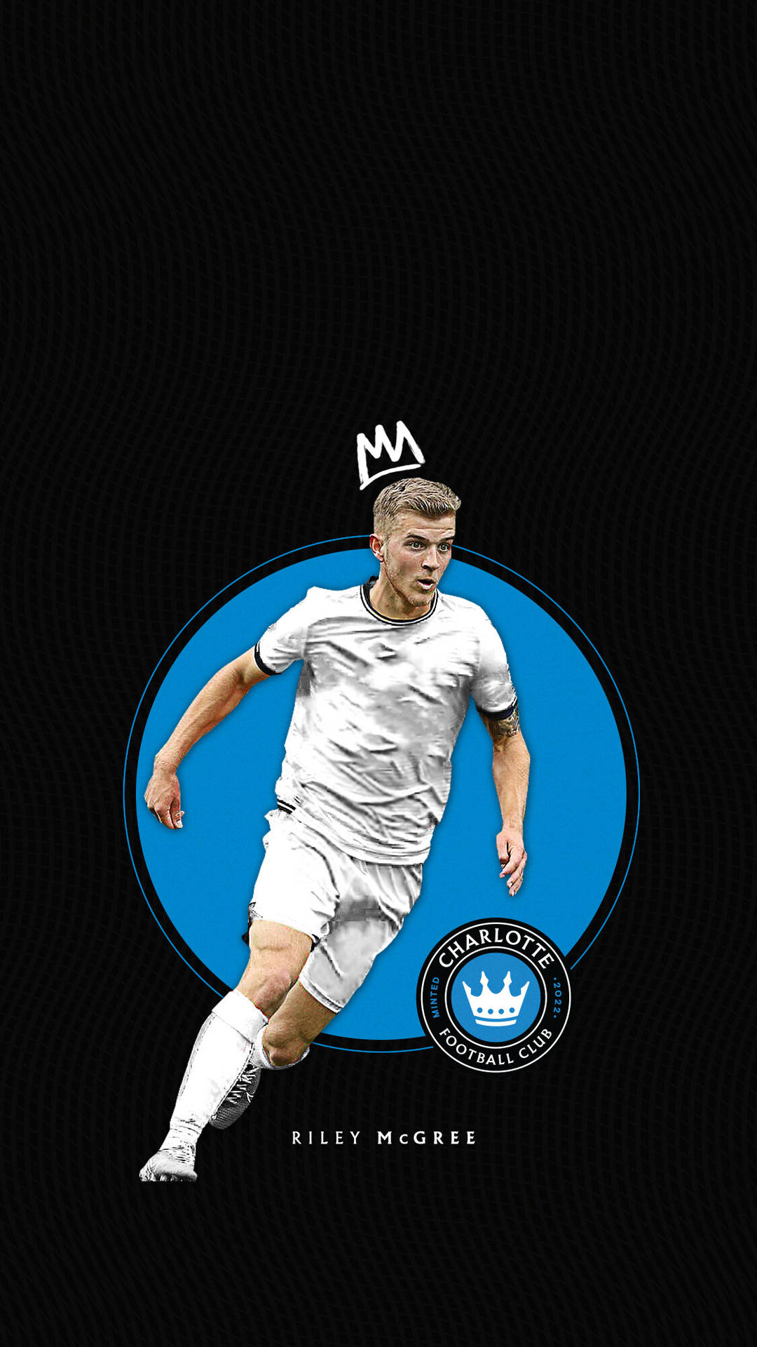 足球員 Riley McGree 身穿白色球衣，帶有 Charlotte FC 標誌衝刺。