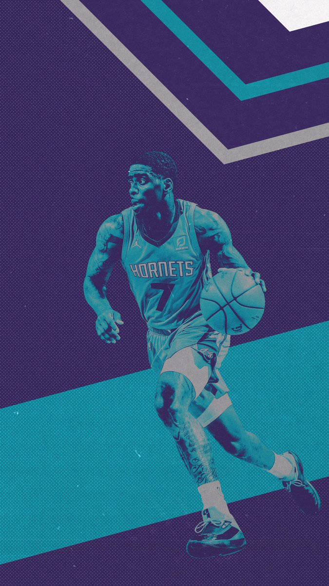夏洛特黃蜂隊 Dwayne Bacon 壁紙 — 一名身穿黃蜂隊球衣的籃球運動員在鮮明的紫色和藍綠色幾何背景前運球。