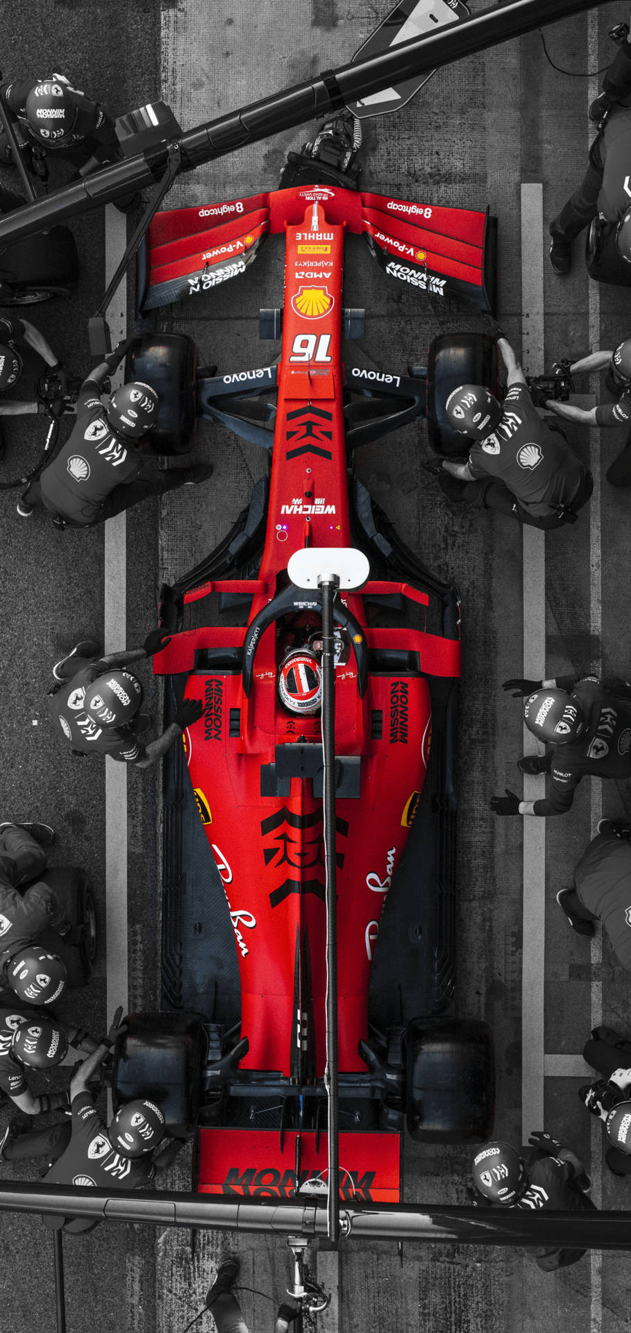 比賽期間，維修區工作人員正在維修紅色法拉利F1賽車。