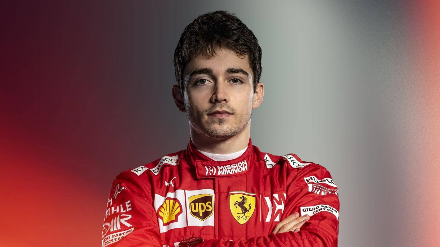 身穿紅色賽車服交叉雙臂的F1車手（攝影棚）