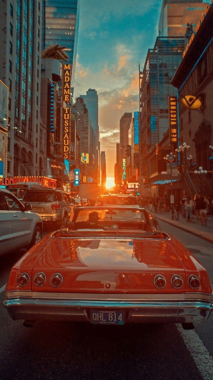 復古紅色開篷車在繁忙的城市街道上，金色時刻，霓虹燈閃爍。