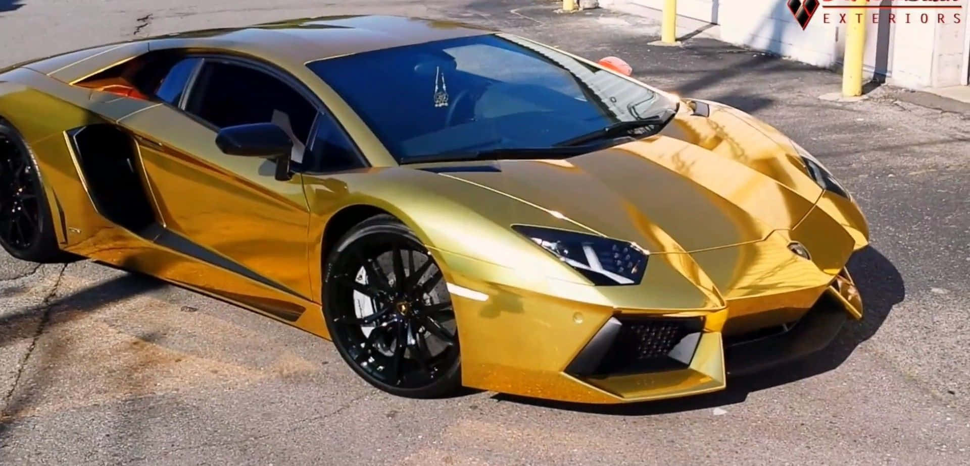 陽光下停在行人路上的金色林寶堅尼Aventador。
