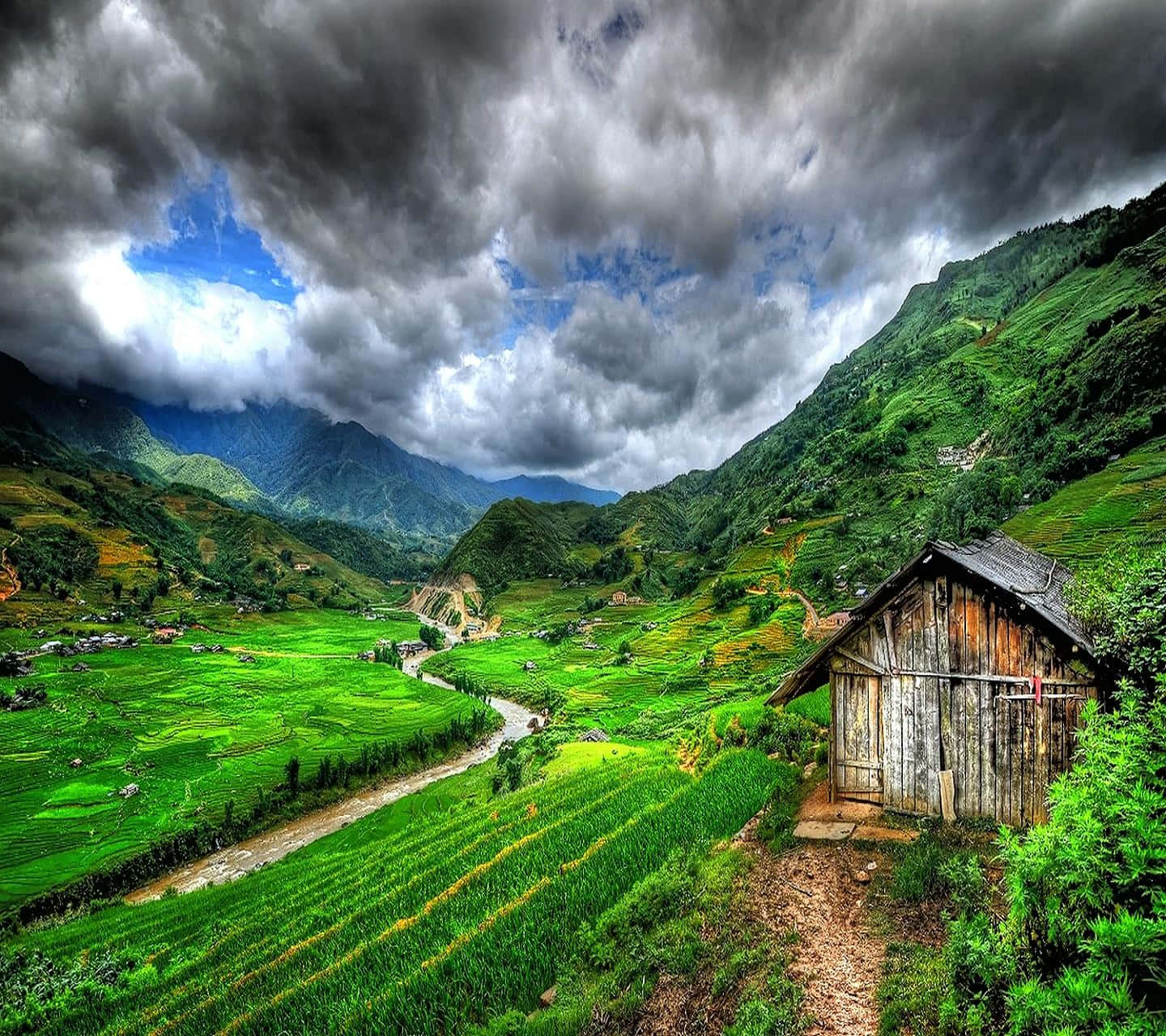 山間谷地梯田旁的簡陋小屋，在暴風雲下。