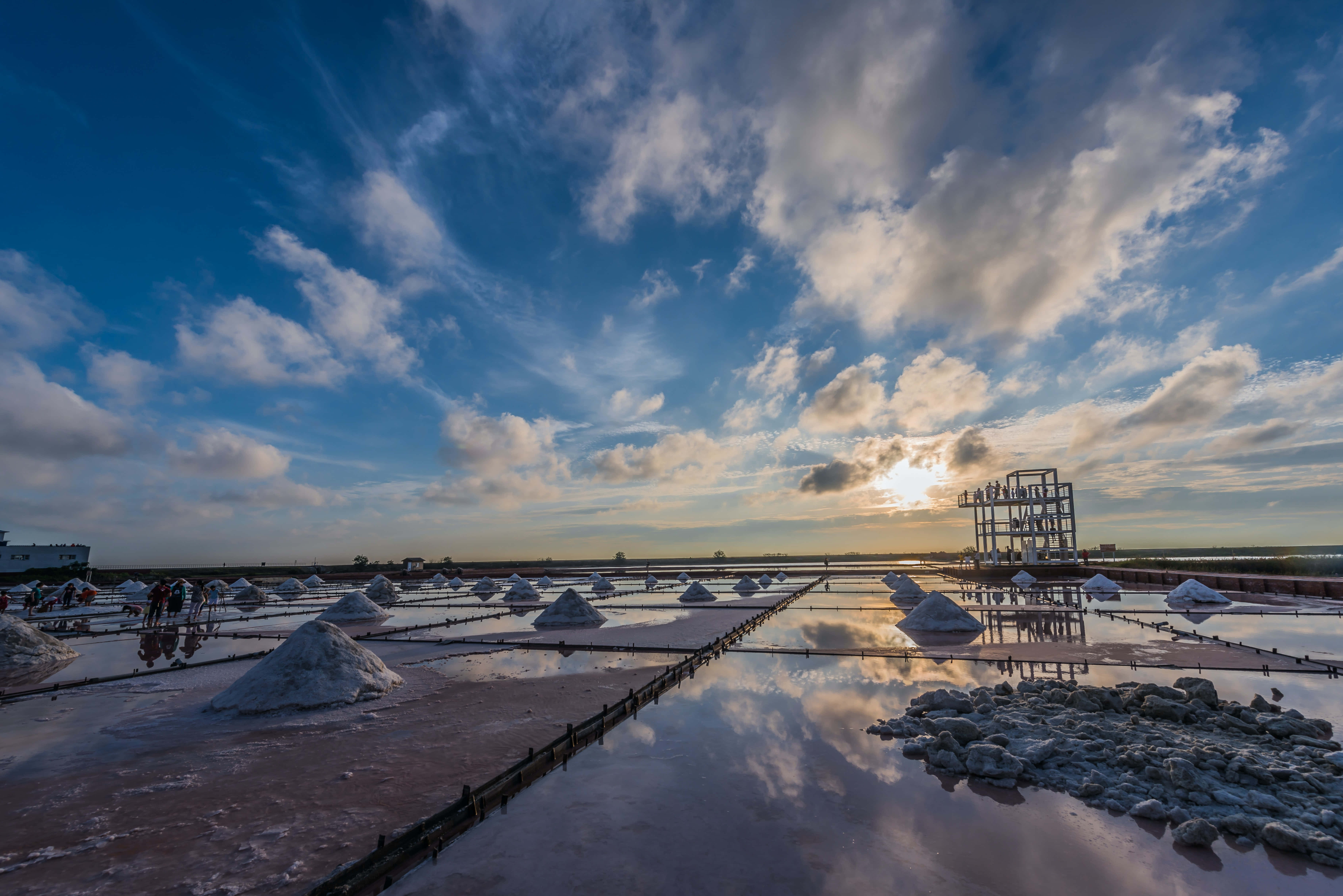 Mining 桌布 壁紙 — 夕陽下的鹽灘，結晶堆在淺水中倒映，天空有戲劇性的雲層。