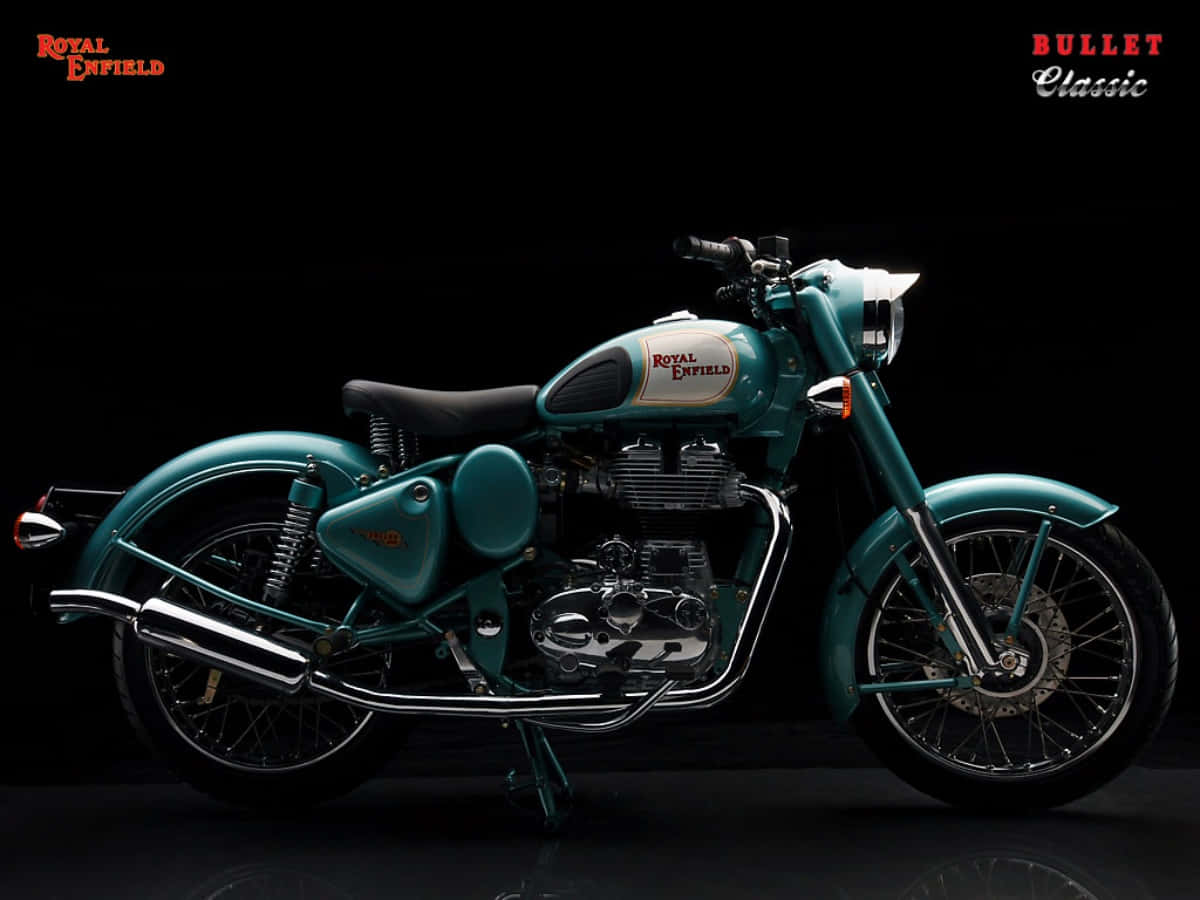攝影棚中青綠色的Royal Enfield Bullet Classic電單車，帶有鍍鉻細節和黑色背景。