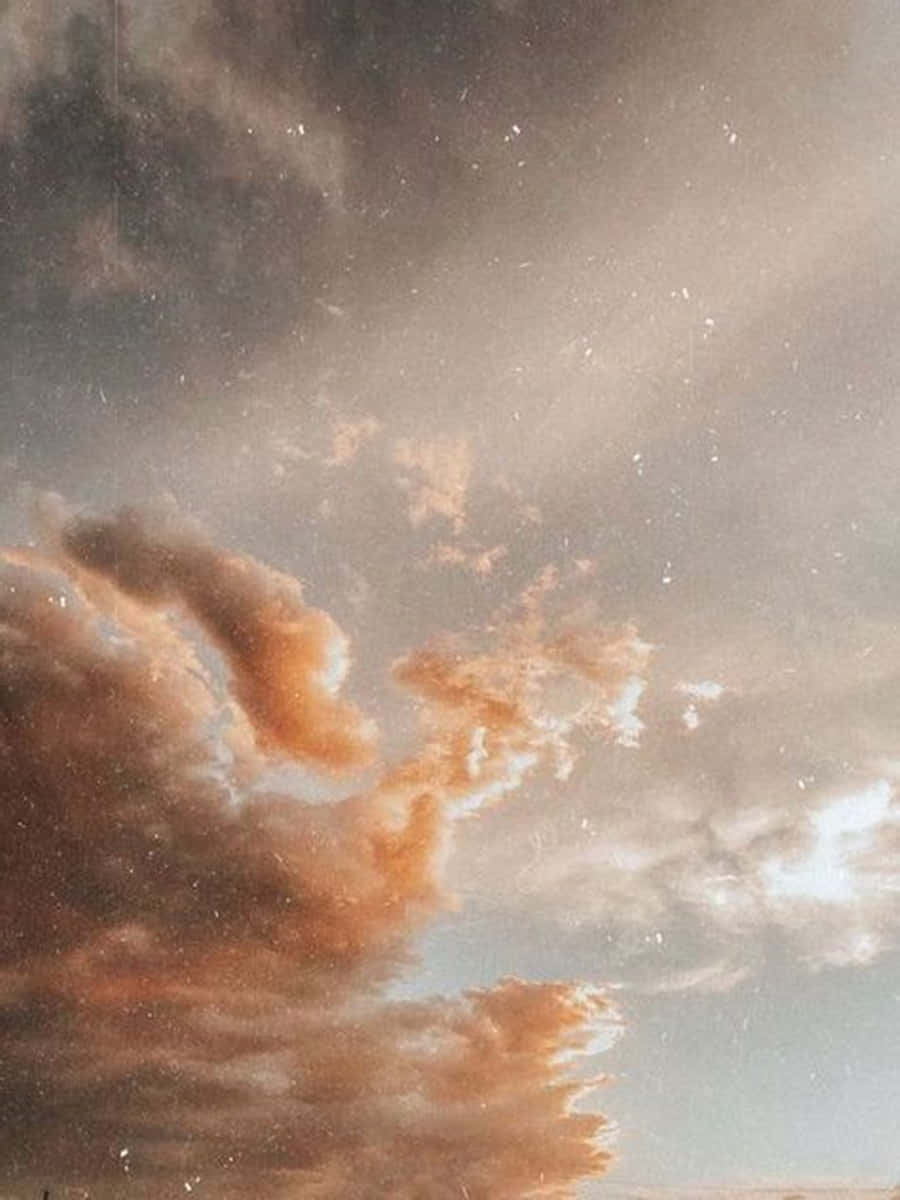 夕陽伴隨雲朵與星空的天空 壁紙