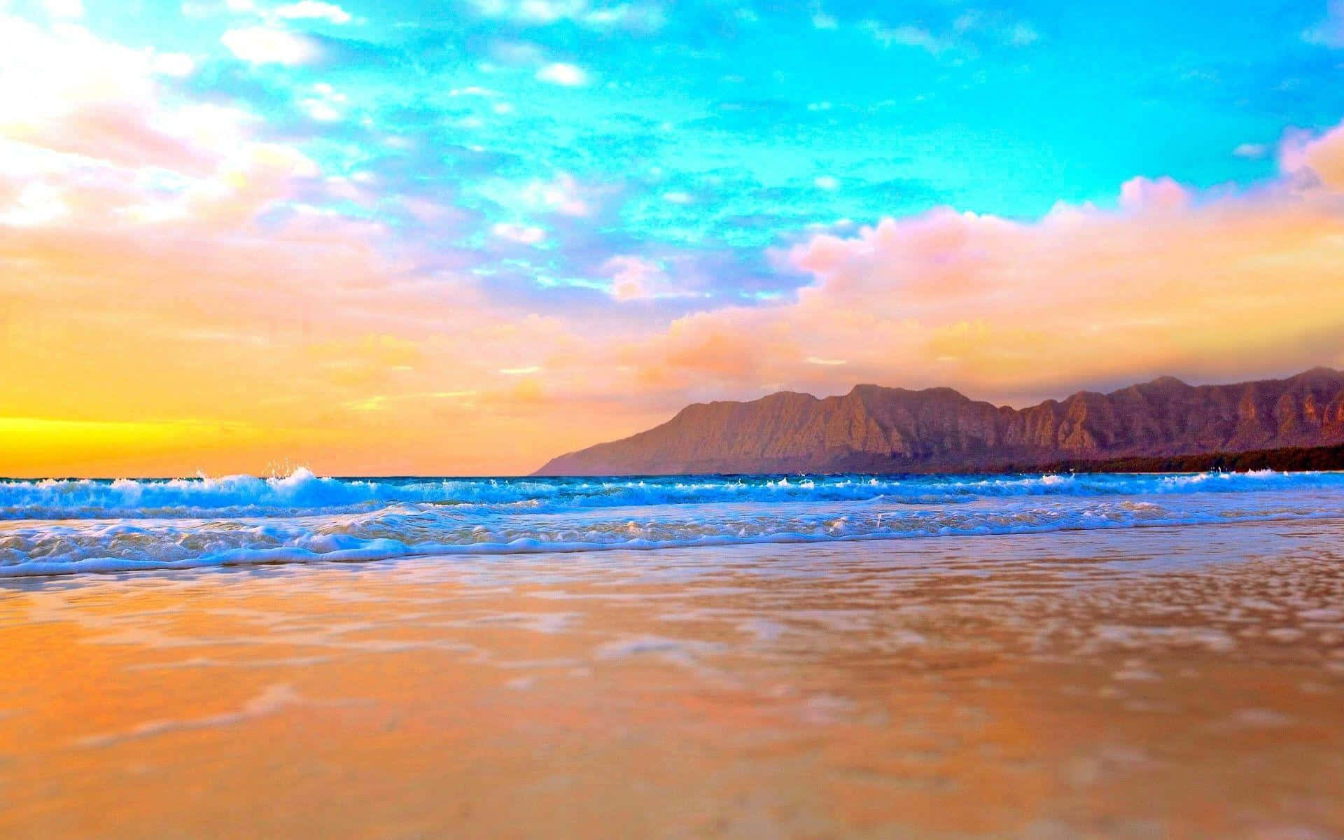 Soothing 桌布 壁紙 — 夕陽將天空染成火橙色和藍綠色，海浪拍打金色沙灘，遠山輪廓分明。