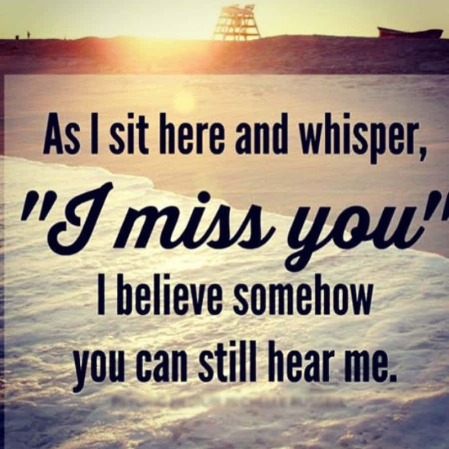 I Miss You 桌布 壁紙 — 夕陽映照海面波濤，疊加文字表達對摯愛的思念。