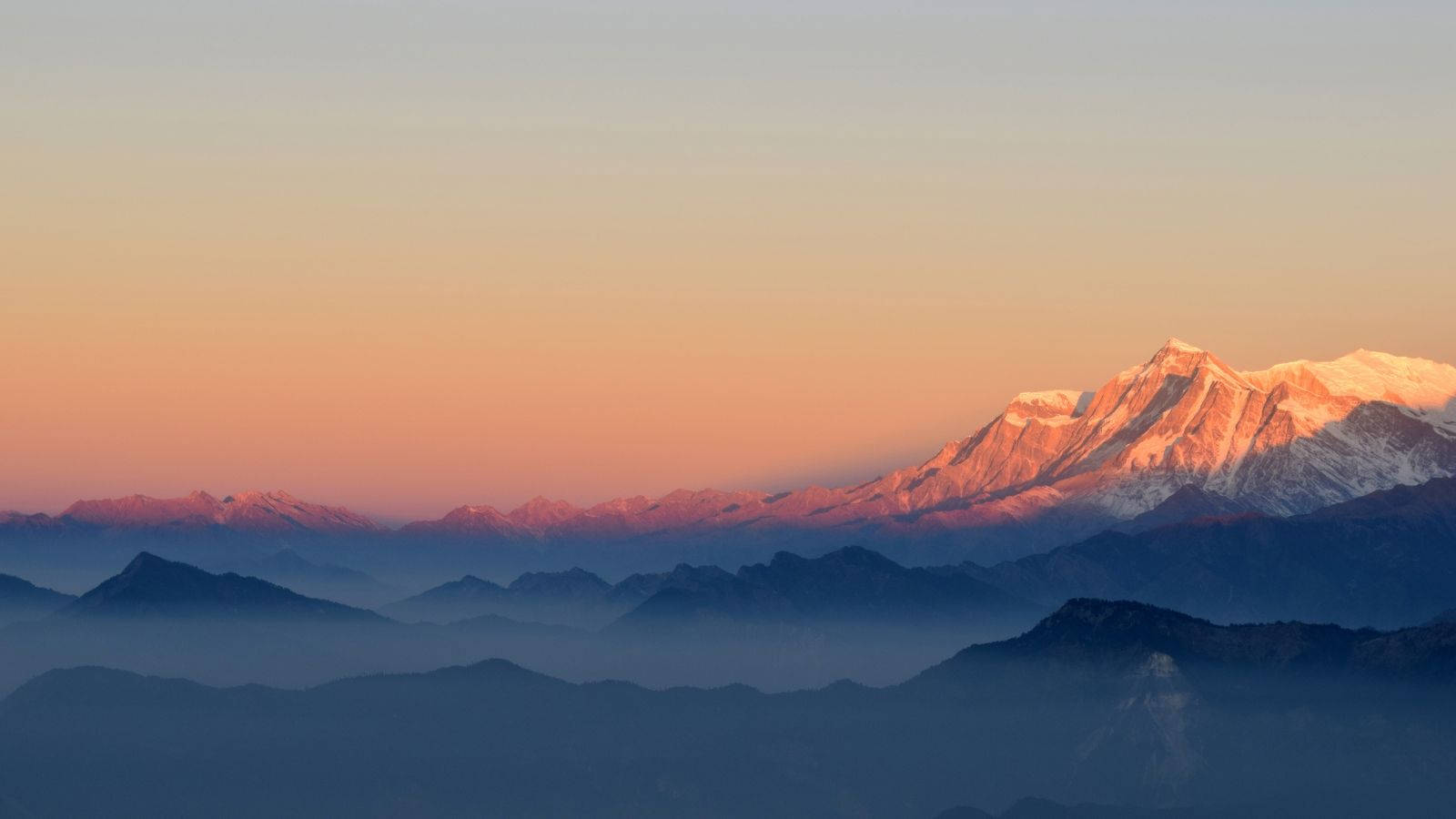 夕陽時分白雪覆蓋嘅山脈景色 壁紙