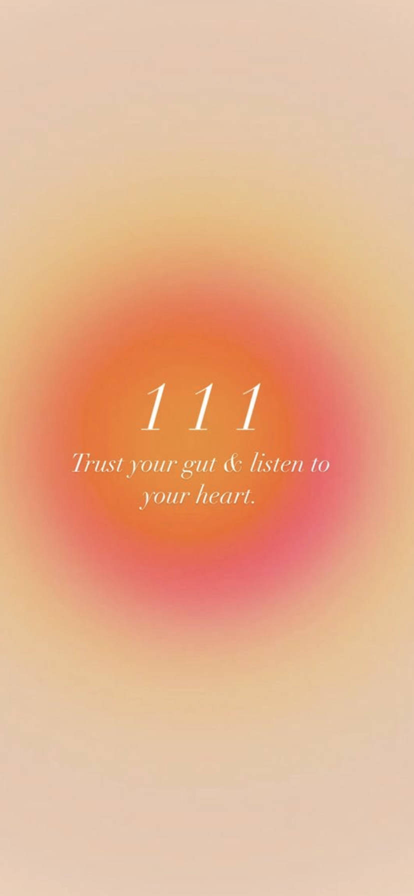 柔和漸變背景上的勵志文字111 trust your gut listen to your heart