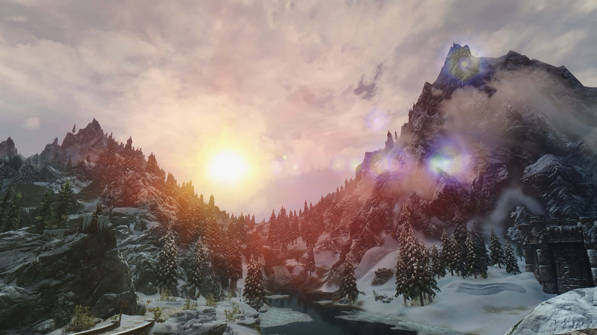 Skyrim Windhelm 桌布 壁紙 — 夕陽溫暖地照耀在積雪的山峰和松樹林上，在冰凍的地面上投下長長的影子。