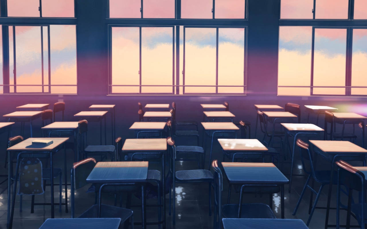 空教室，書桌在窗戶透進的柔和夕陽餘暉下