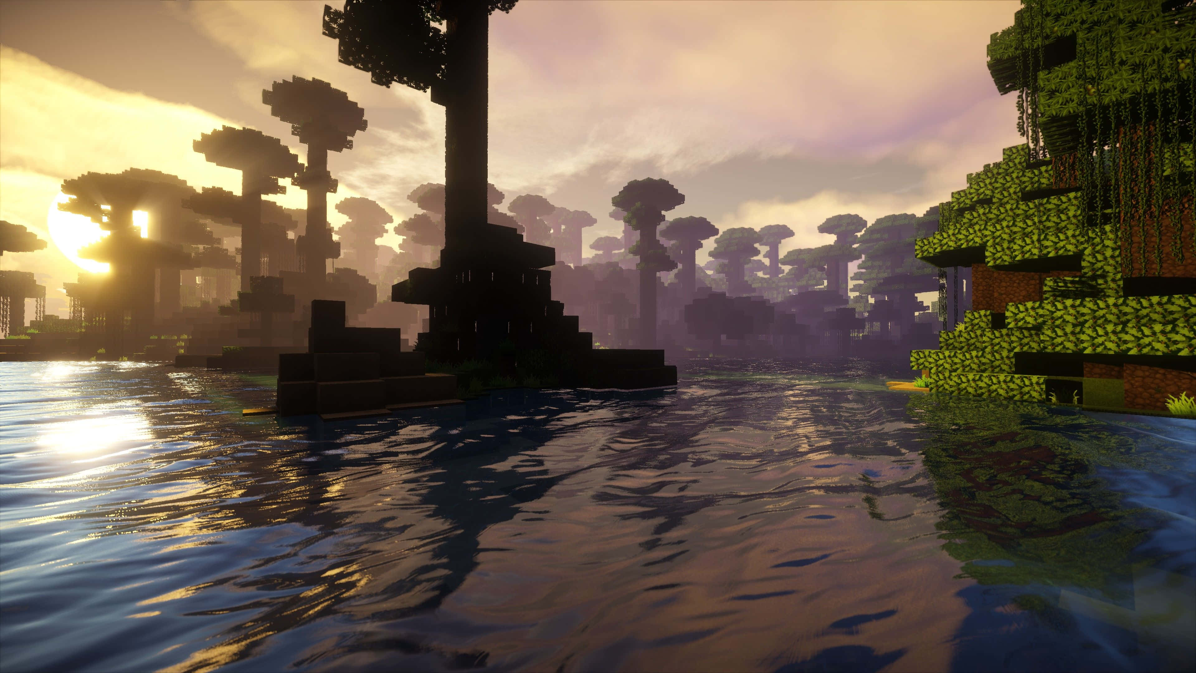 最佳 Minecraft 桌布 壁紙 — 夕陽照耀著像素化的叢林，高聳的樹木倒映在平靜的水面上。