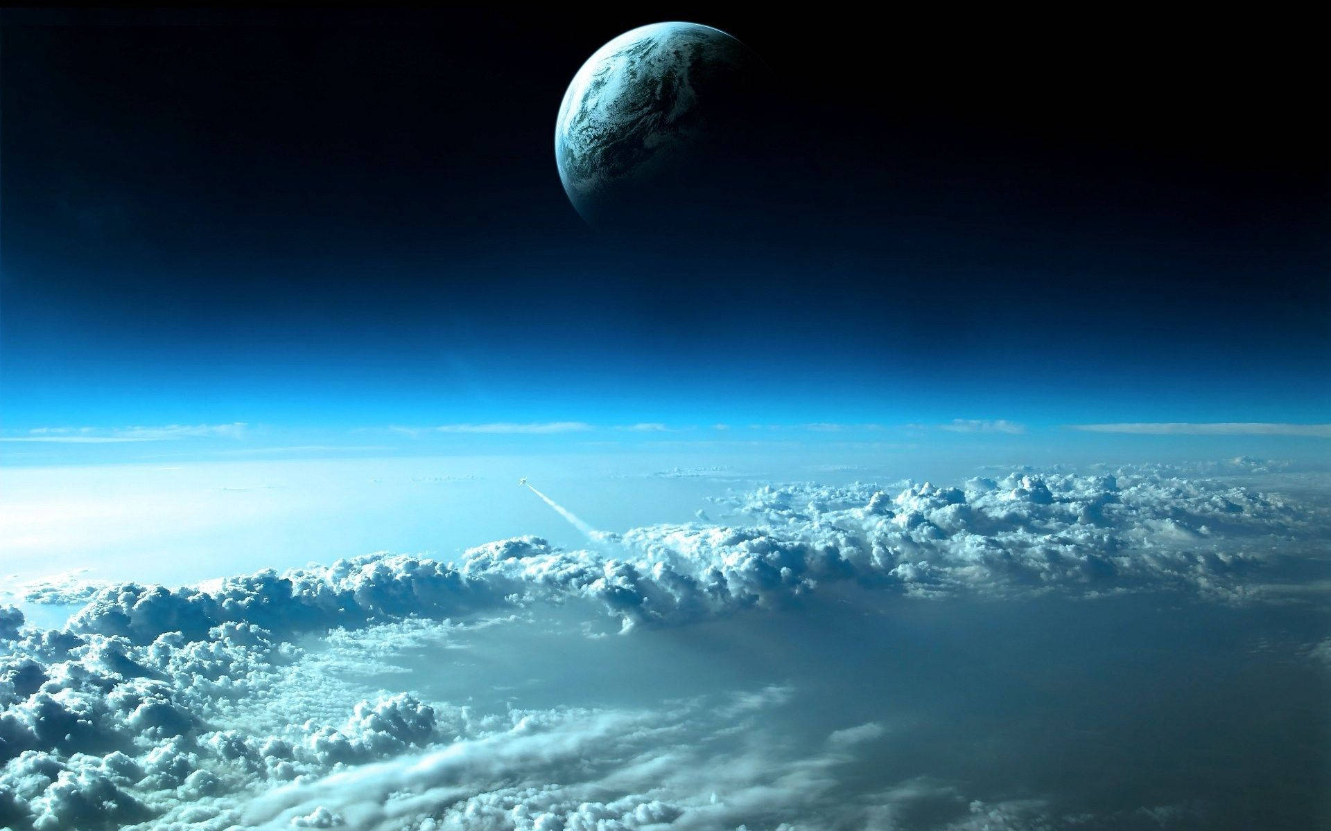 火箭穿過雲層升向太空中遙遠的藍色行星。