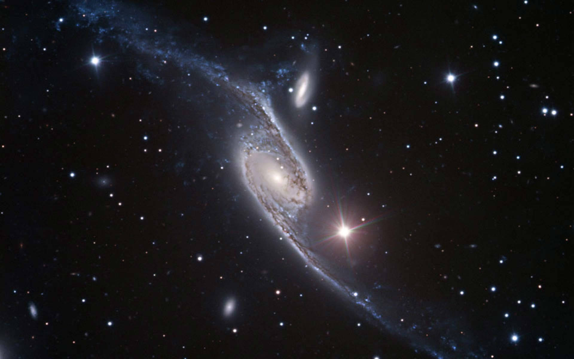 一個螺旋星系，在深空中有明亮的星星和宇宙塵埃。