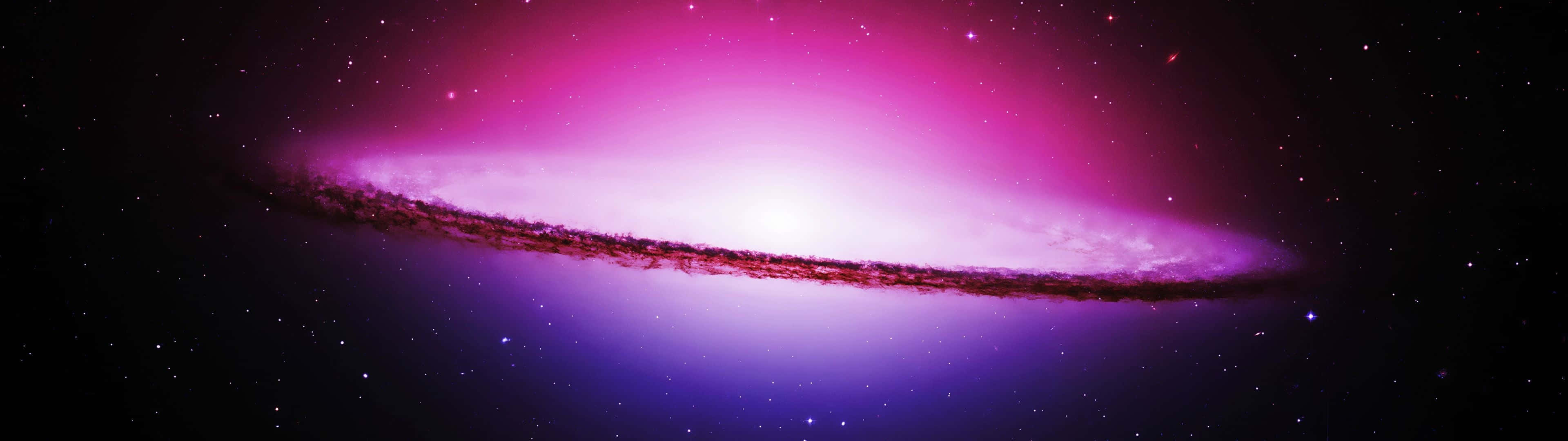 一個發光的粉紅色和紫色螺旋星系，周圍環繞著遙遠的星星。