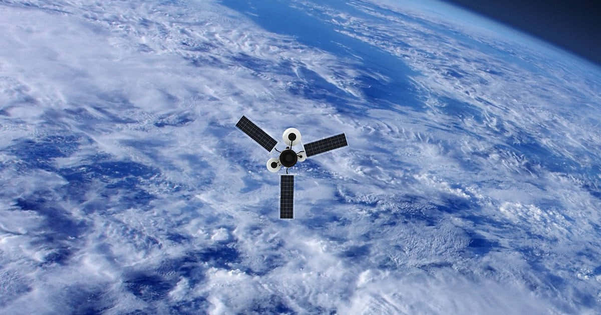 衛星漂浮在地球被雲層覆蓋的表面上方。