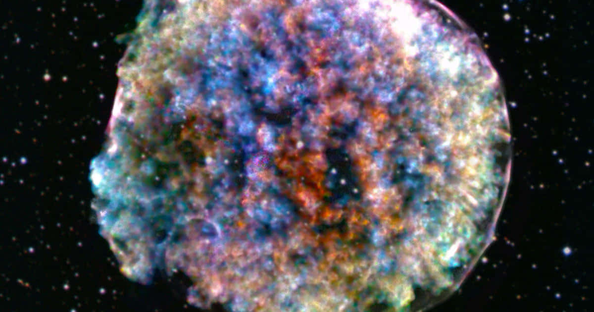 在深空中發光的彩色星雲，周圍環繞著遙遠的星星。