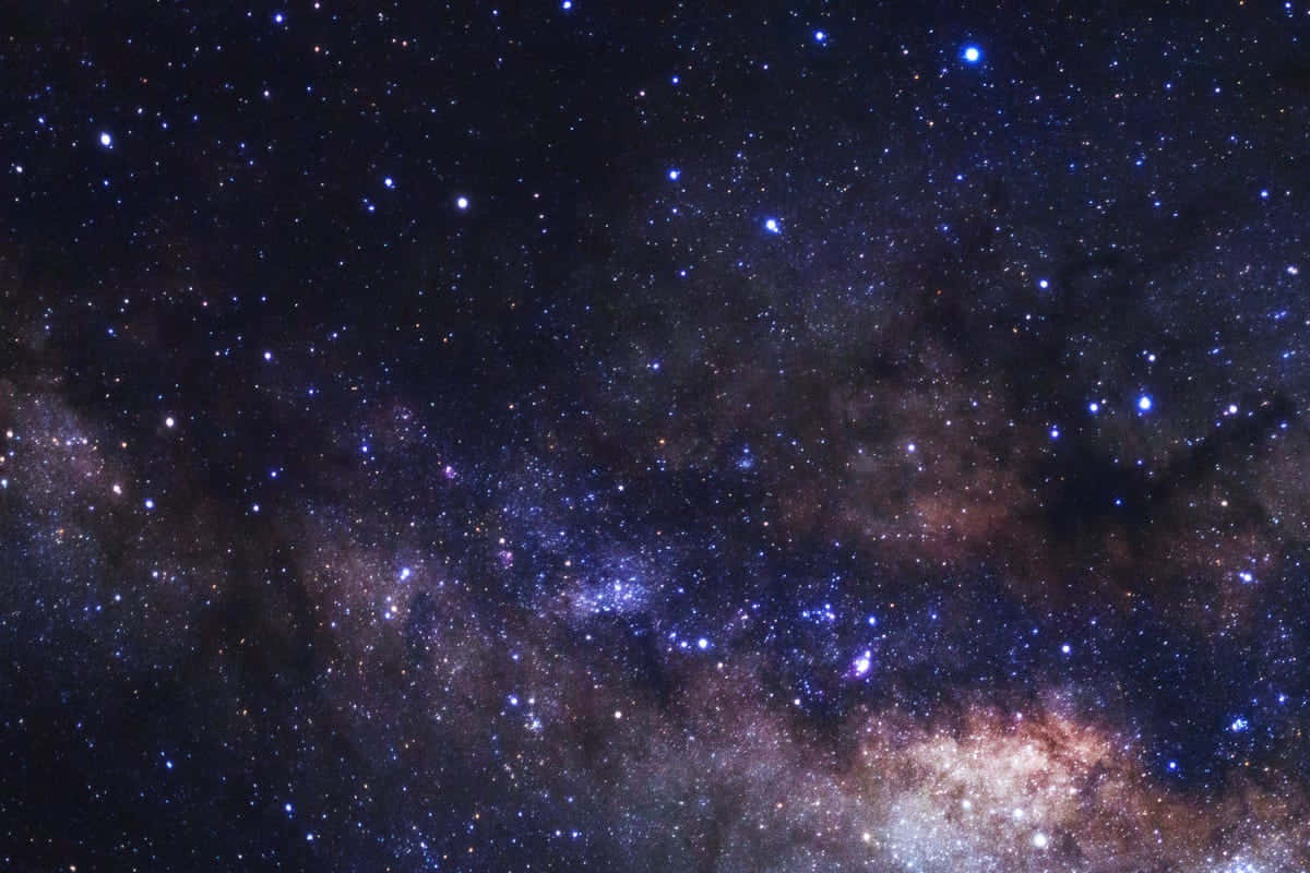 在黑暗的宇宙天空中，銀河系帶有發光的紫色和橙色星雲。