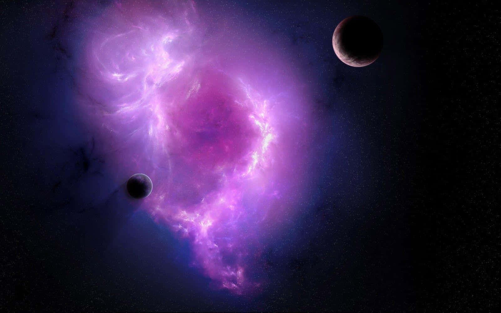 外太空的絢麗色彩視野 壁紙 — 一個充滿活力的紫色星雲在深空中旋轉，兩個黑暗行星漂浮在附近，背景是繁星點點的虛空。