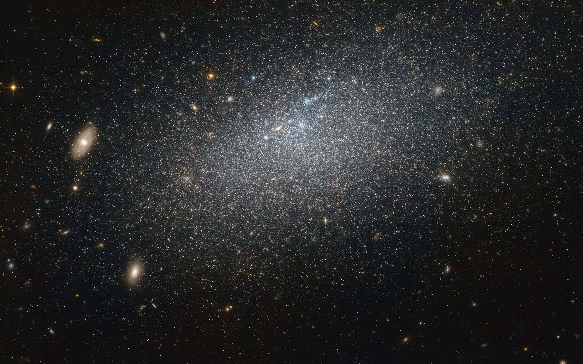 深空中一個巨大的星系和恆星宇宙集群。