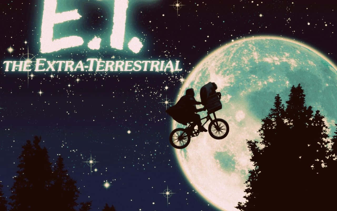 男孩騎單車載著外星乘客，在夜間飛越森林，靠近巨大月亮。