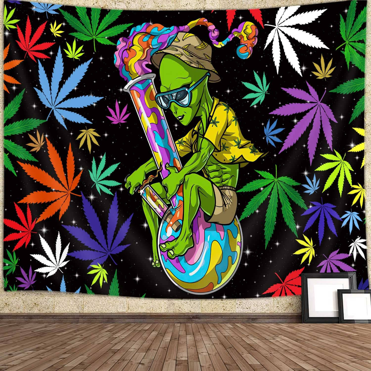 迷幻外星人戴著太陽眼鏡手持水煙槍，被色彩繽紛的大麻葉包圍在星光背景上。