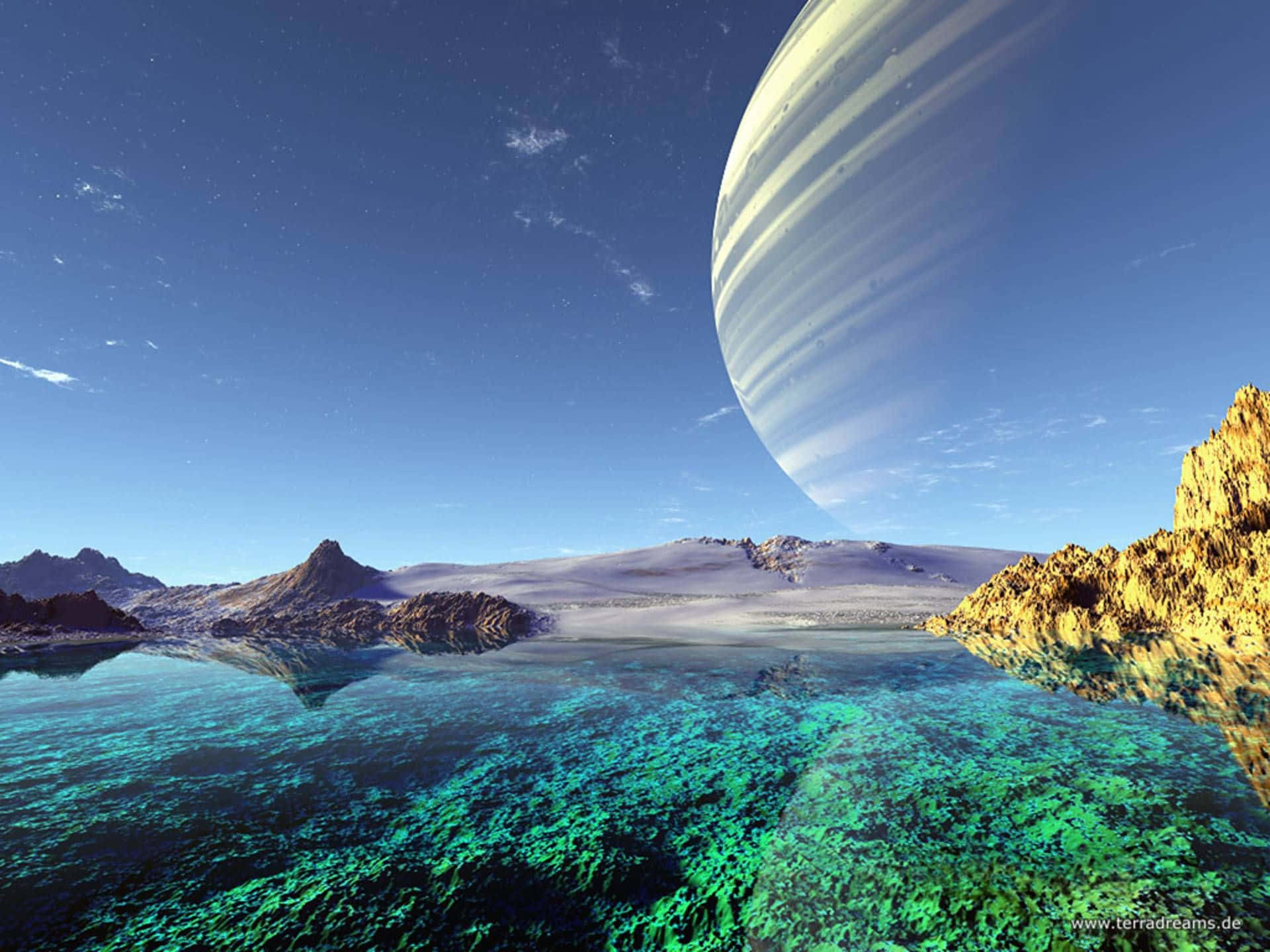 帶有條紋環的外星行星籠罩在一個碧綠色的湖泊上，湖泊反射出山脈，背景是星空。